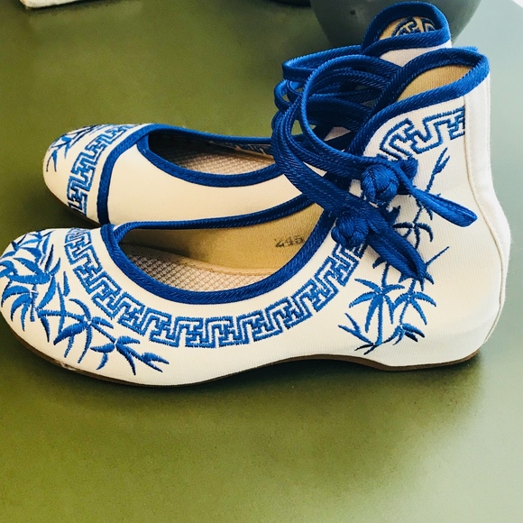 Blue & Beige Embroidered Flats- Size 7.5 - Picture 2 of 7